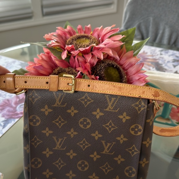 LV authentic shoulder bag - Picture 13 of 16